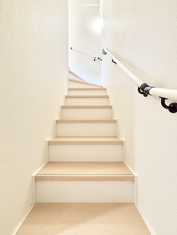 安全性を考慮し階段には手すりを設置しています