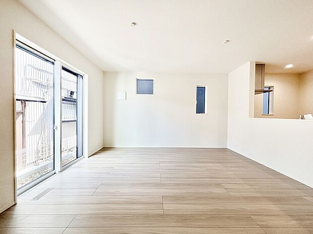 大きな窓からたっぷりの陽光と風を感じられるリビング  