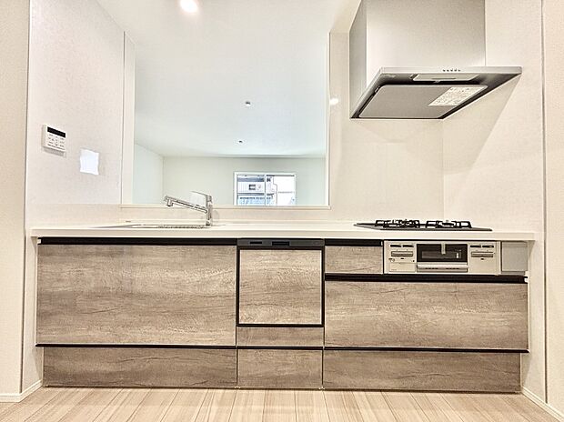 リビングを見渡せる人気のカウンターキッチン。 家族を見守りながら家事をすることができます。