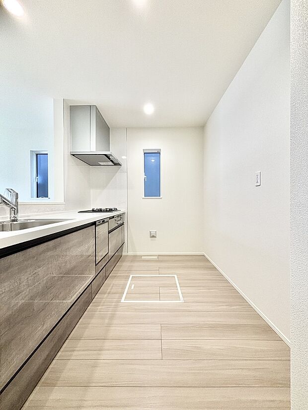 爽やかな風が通り抜けるキッチン。窓があるので明るく換気にも役立ちます。