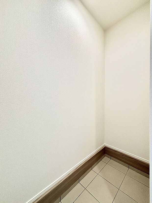 シューズインクローク付き！雨具やベビーカーも置けます。 