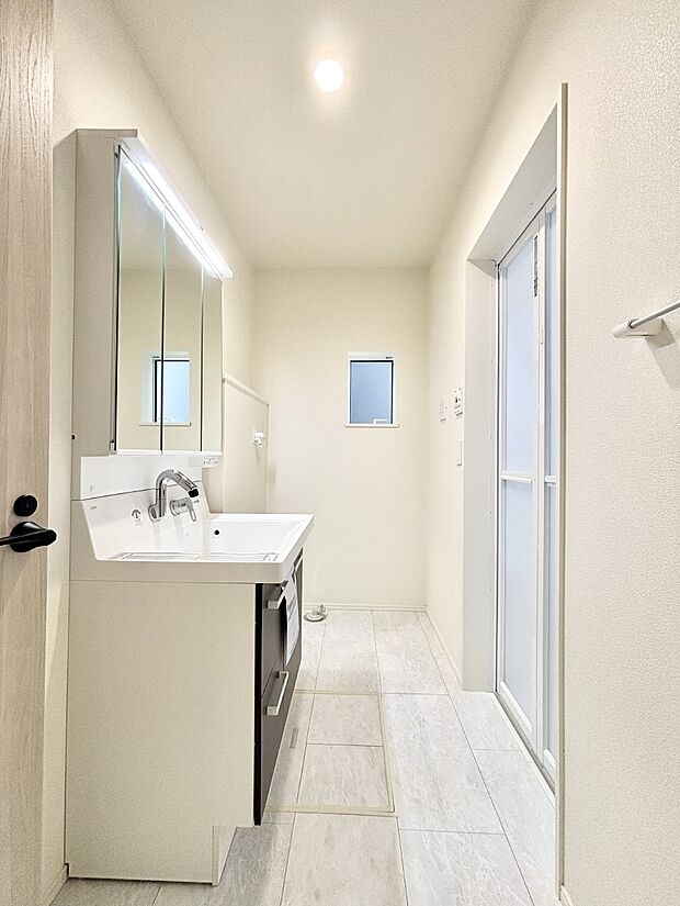 小窓がついているので湿気の多い場所でも換気が十分行えます。毎日の身支度を気持ち良く！