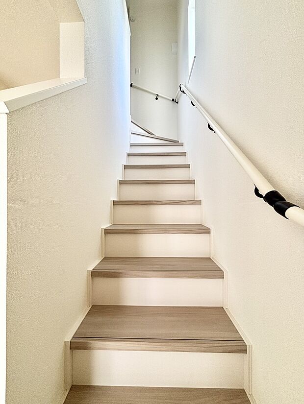 階段は手すり付きなので小さなお子さまやご高齢の方も安心です  