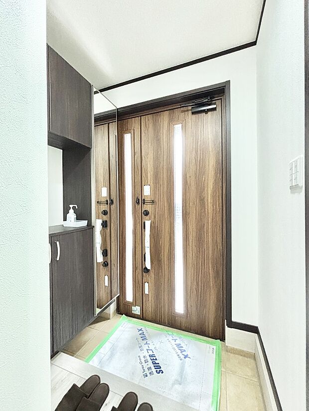 明るい玄関はお客様をお出迎えするのにぴったりです!