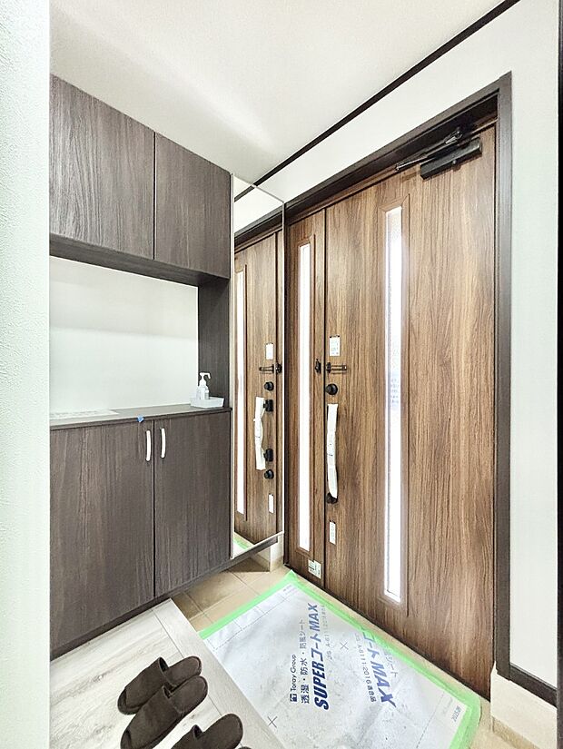 下駄箱はご家族の写真や季節のインテリアで飾り棚として演出できます