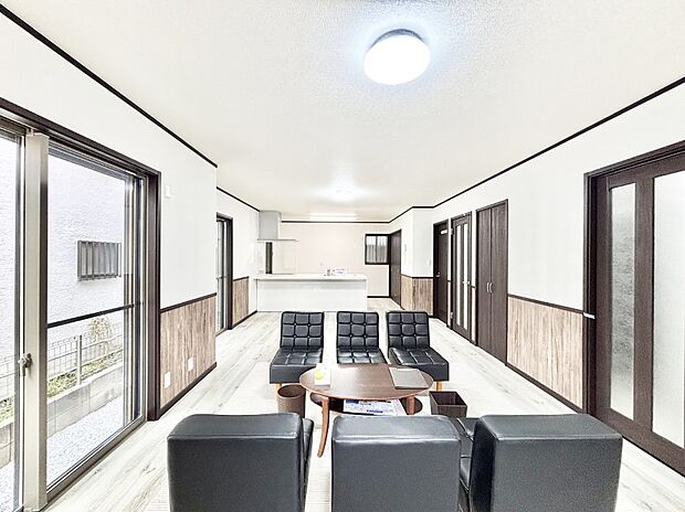 対面キッチン&リビングイン階段を採用したリビングは家族の絆深まる空間です