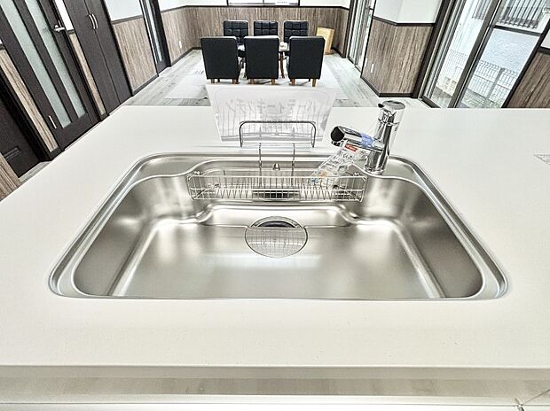 広々としたシンクでお料理やお皿洗いもラクラク快適に!
