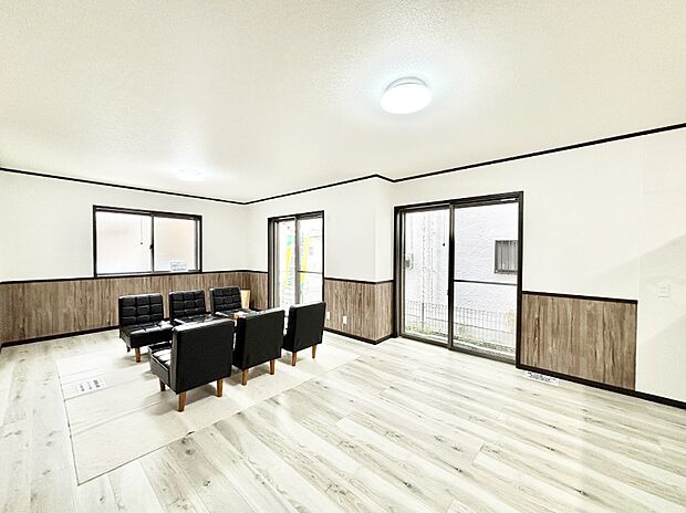 家族の笑顔が自然と生まれてくる、そんな雰囲気のダイニングに仕上がっています。