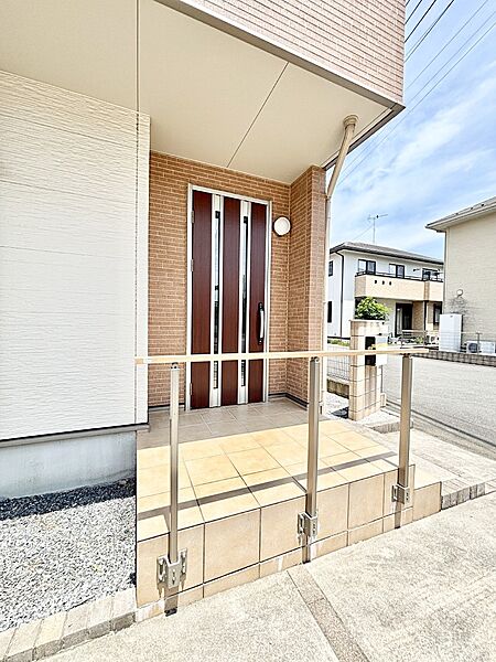 大切な家族、来客を出迎える玄関。玄関前は屋根付きで雨が降っていても濡れにくいです。