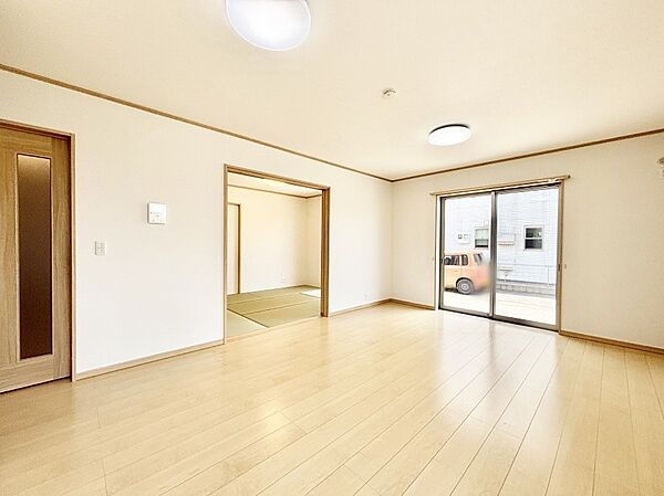 明るい陽光が注ぎ、寛ぎの雰囲気に満たされるリビング・ダイニング。