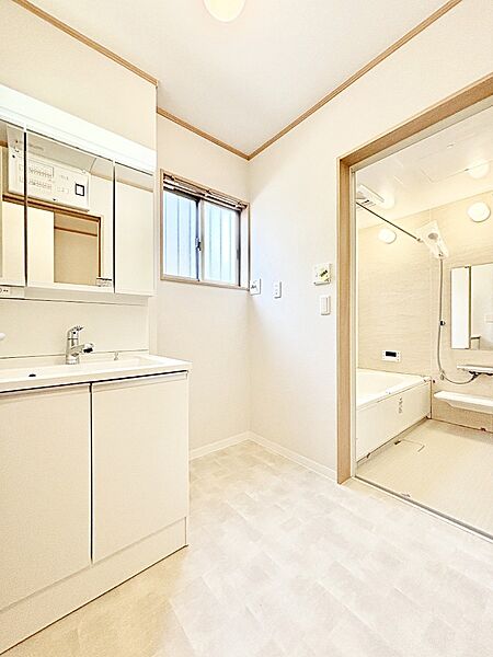 小窓がついているので湿気の多い場所でも換気ができ快適です。毎日の身支度を気持ち良く行えますね。