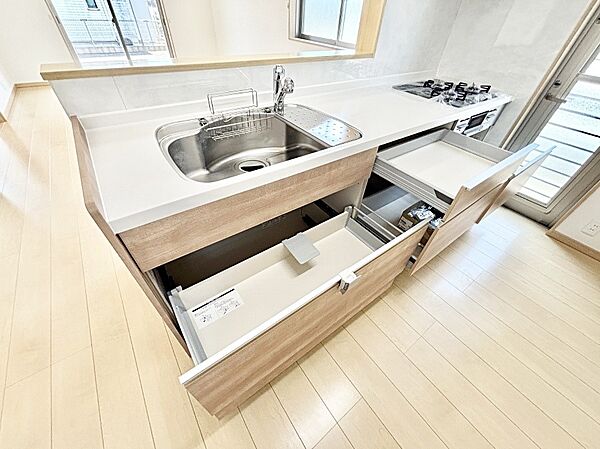 スライド式収納なので上からの出し入れが可能！腰をかがめずに楽々！