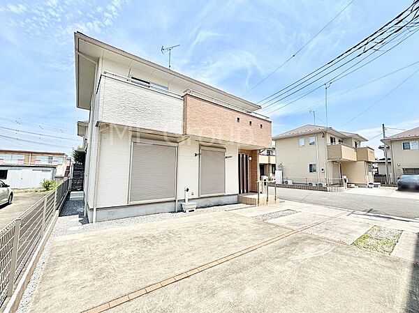 シンプルで落ち着きのある建物は住むかたの個性でオリジナルなものになっていきます。