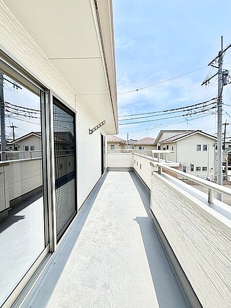ゆったりバルコニーだから沢山お洗濯ものを干せます。