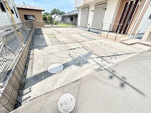 4台（車種による）駐車可！ご家族みんなの自転車も置ける広々カースペース。