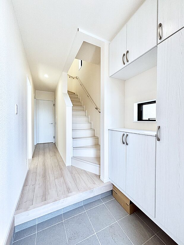 明るい玄関はお客様をお出迎えするのにぴったりです!