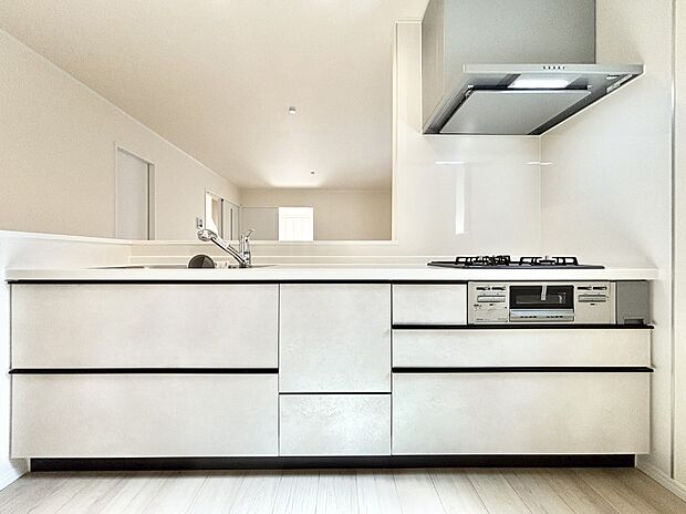 リビングを見渡せる人気のカウンターキッチン。 家族を見守りながら家事をすることができます。