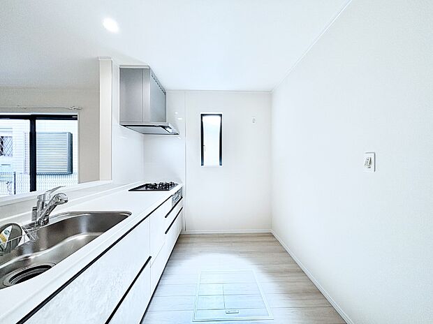 爽やかな風が通り抜けるキッチン。窓があるので明るく換気にも役立ちます。