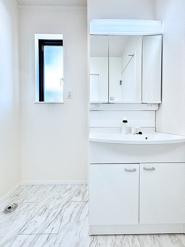 大きく見やすい三面鏡で清潔感ある洗面台は、身だしなみチェックや肌のお手入れにおすすめです。