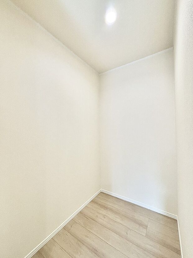 キッチンにはパントリー!食材のストックはもちろん、日用品の収納など使い方はいろいろ!