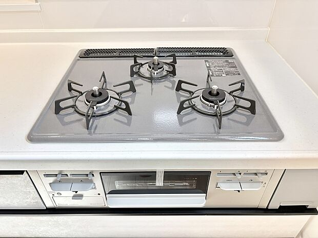 ガスコンロはＳｉセンサー搭載。火力調節や焦げ付き・消し忘れも防いでくれます。