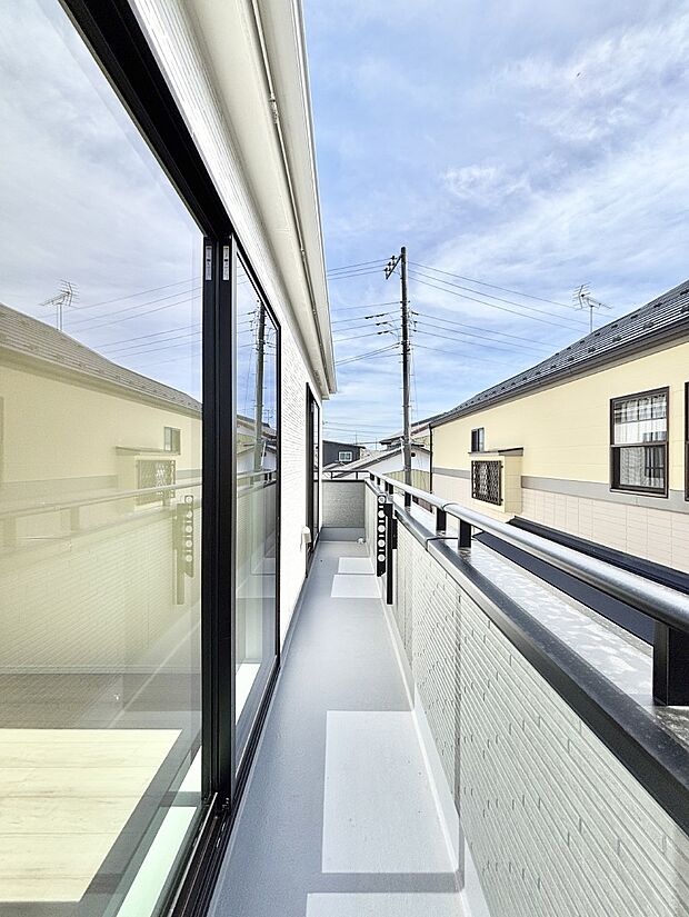 南向きのバルコニー!ご家族の洗濯物はもちろん、お布団もたっぷり干せます!