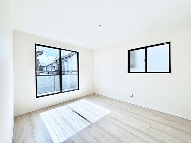 明るいバルコニーサイドに洋室を設置。目覚めの良い寝室に。 