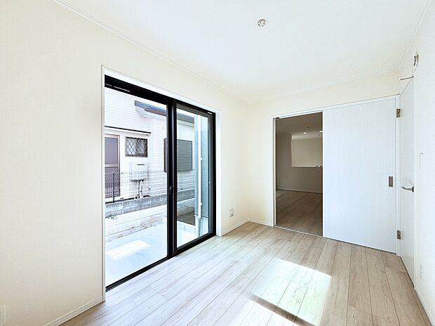 リビングの隣にある洋室。扉を開放して広く利用することも可能です。