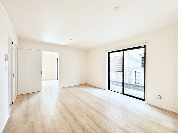 日当たりの良いリビング。お気に入りのグリーンを飾れば更に心地よさがアップ！