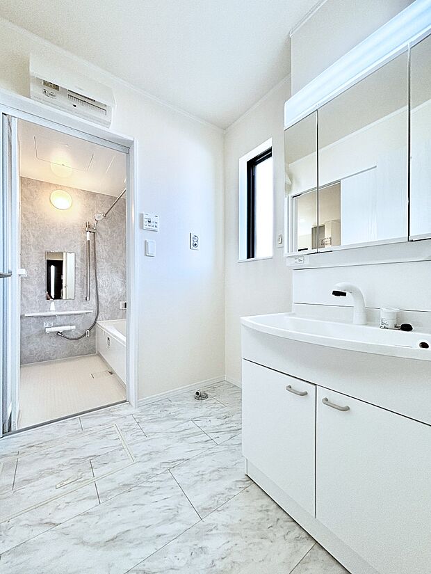 小窓がついているので湿気の多い場所でも換気が十分行えます。毎日の身支度を気持ち良く!