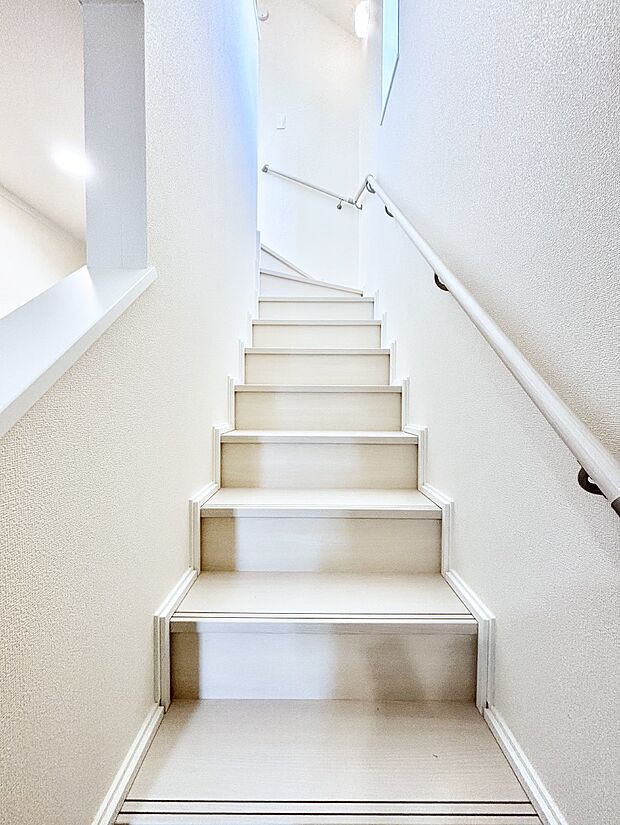 安全性を考慮し階段には手すりを設置しています