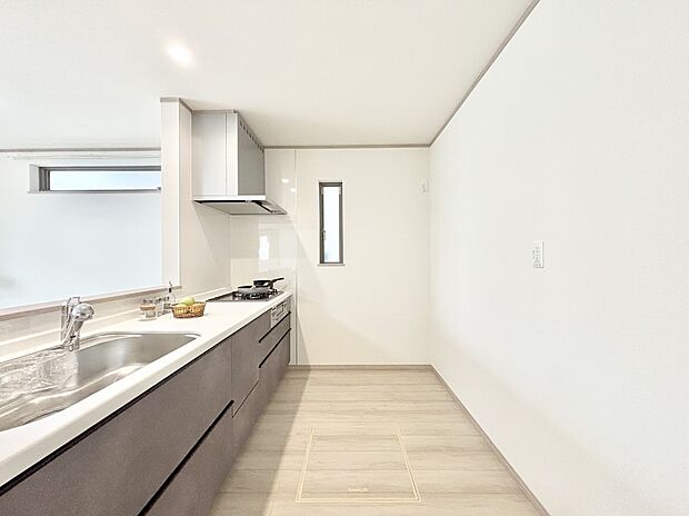 爽やかな風が通り抜けるキッチン。窓があるので明るく換気にも役立ちます。