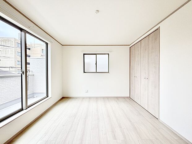 明るいバルコニーサイドに洋室を設置。目覚めの良い寝室に。