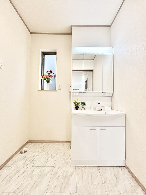 明るい洗面所は毎朝の身支度も楽しくできちゃいそうです。