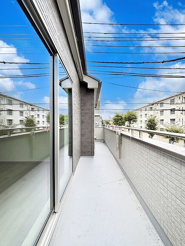 ゆったりバルコニーだから沢山お洗濯ものを干せます。