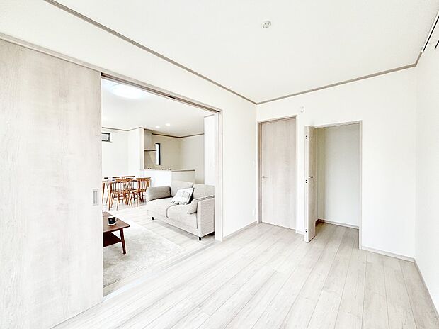 リビングの隣にある洋室。扉を開放して広く利用することも可能です。