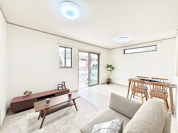 家族の笑顔が自然と生まれてくる、そんな雰囲気のダイニングに仕上がっています。