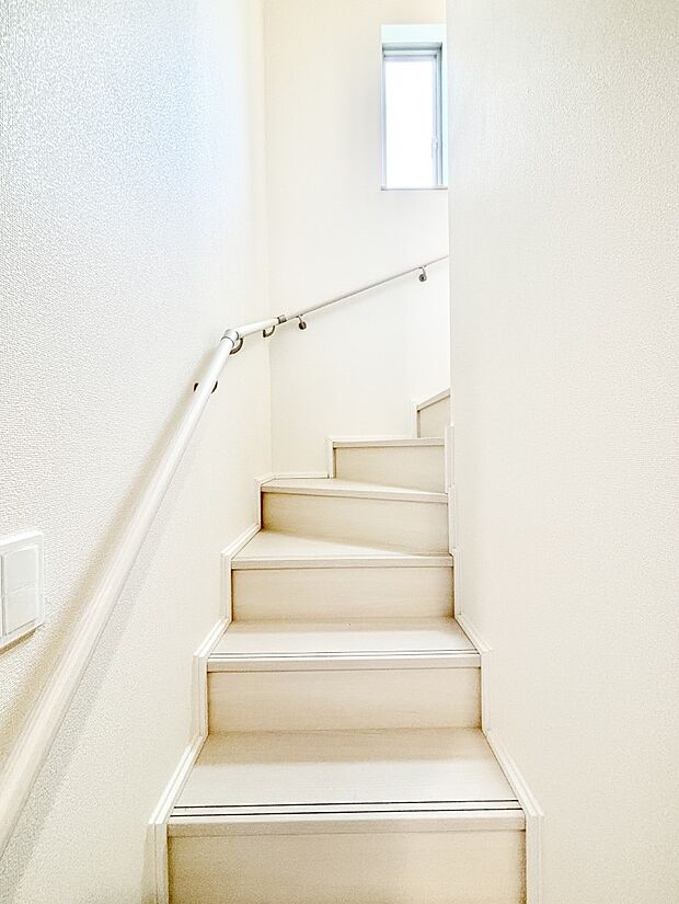 安全性を考慮し階段には手すりを設置しています