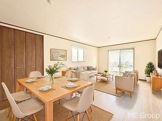 ご家族の賑やかな話し声で包まれる明るいリビング ※家具はCGです