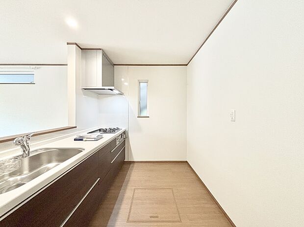 爽やかな風が通り抜けるキッチン。窓があるので明るく換気にも役立ちます。