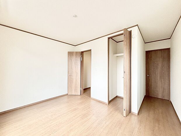 使いやすい形でベットや家具の置き方にも困ることもありません。