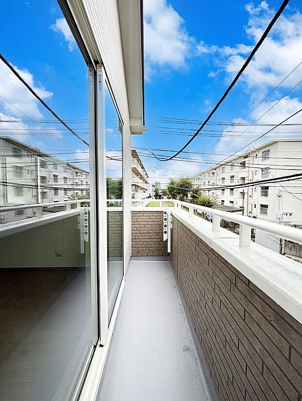 ゆったりバルコニーだから沢山お洗濯ものを干せます。