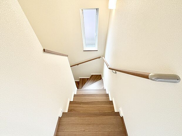 階段は薄暗くなりがちですが、窓を付けることによって明るい空間にできるので、上り下りの安全性も確保されます。