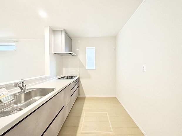 爽やかな風が通り抜けるキッチン。窓があるので明るく換気にも役立ちます。