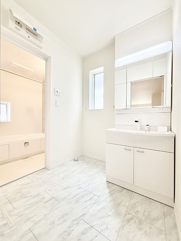 小窓がついているので換気ができて清潔感があるランドリースペース