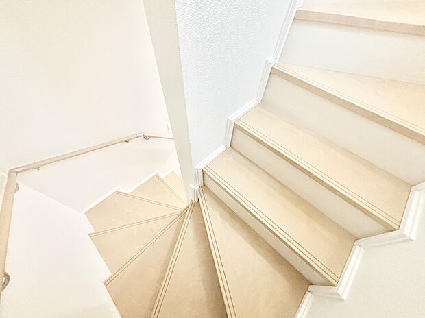 安全性を考慮し階段には手すりを設置しています