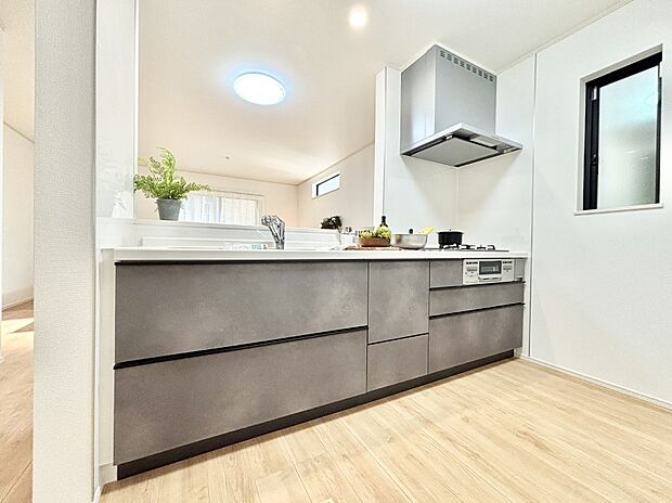 爽やかな風が通り抜けるキッチン。窓があるので明るく換気にも役立ちます。   