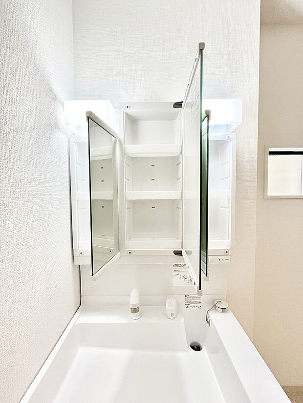 三面鏡の裏に、化粧品や衛生用品などを収納可能。洗面台をすっきりと保ちます！