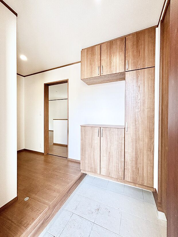 明るい玄関はお客様をお出迎えするのにぴったりです！ 