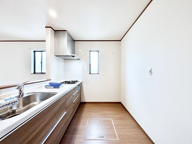 爽やかな風が通り抜けるキッチン。窓があるので明るく換気にも役立ちます。